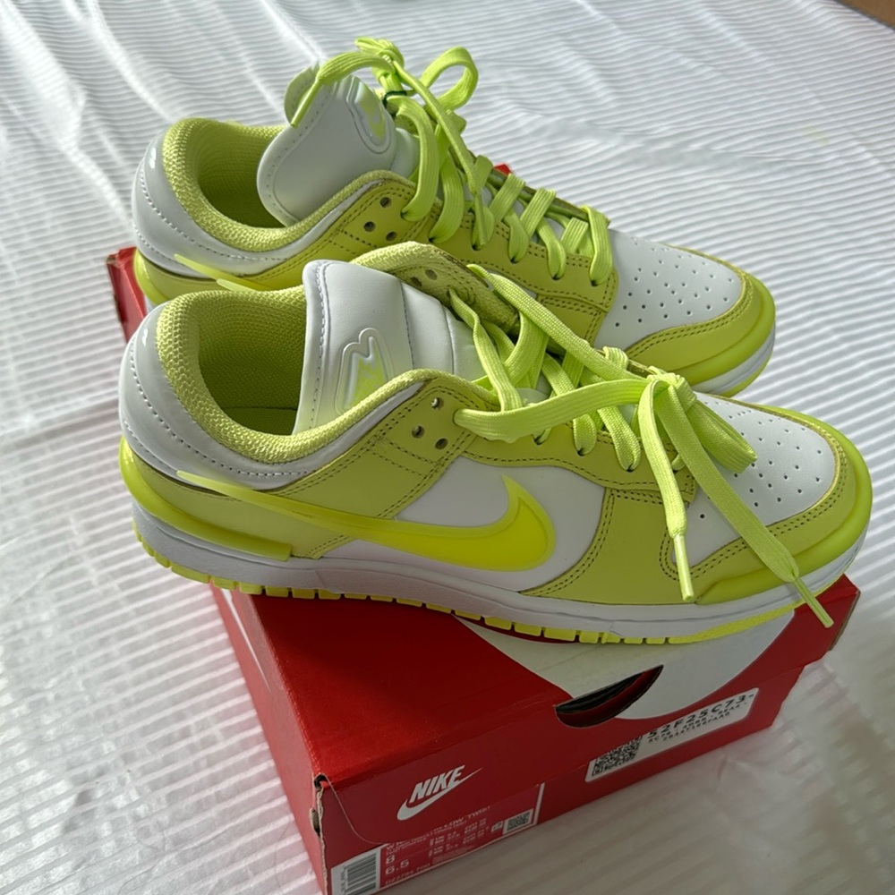 Women’s Nike dunk low twist lemon size 8 new